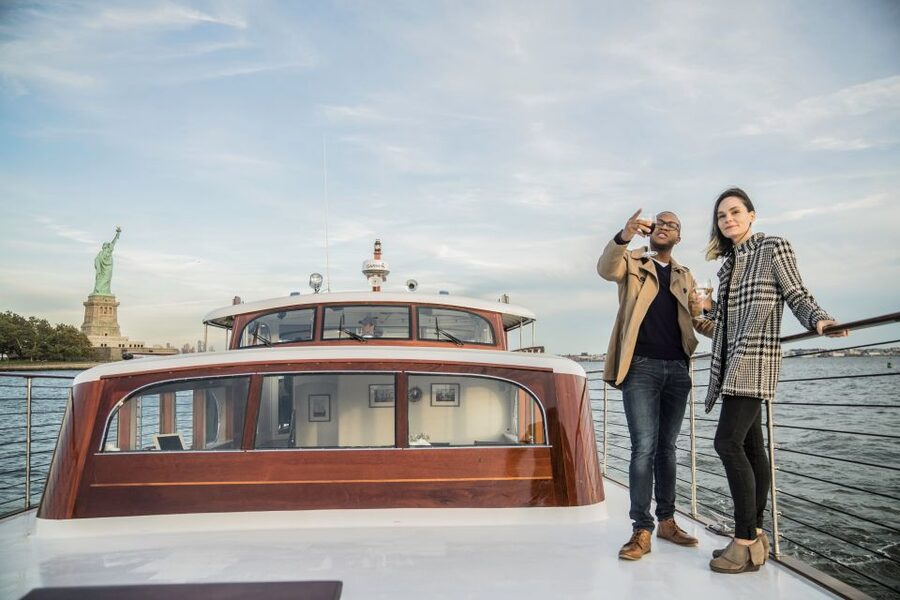 New York City: Mini Yacht Boat Ride with Sightseeing - The drink and light hors d’oeuvres