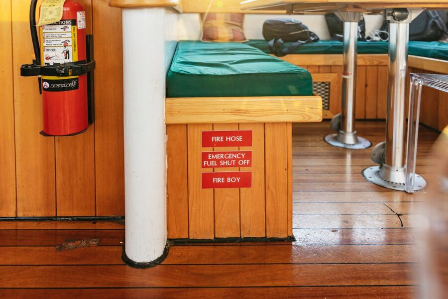 New York City: Sunset Yacht Cruise - Open-deck photos versus indoor comfort