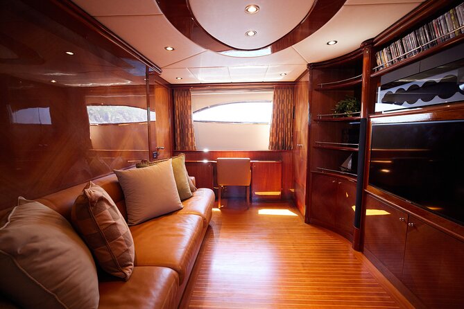 Number Juan 100ft Yacht Azimut Rental - Boarding at the Cabo San Lucas marina