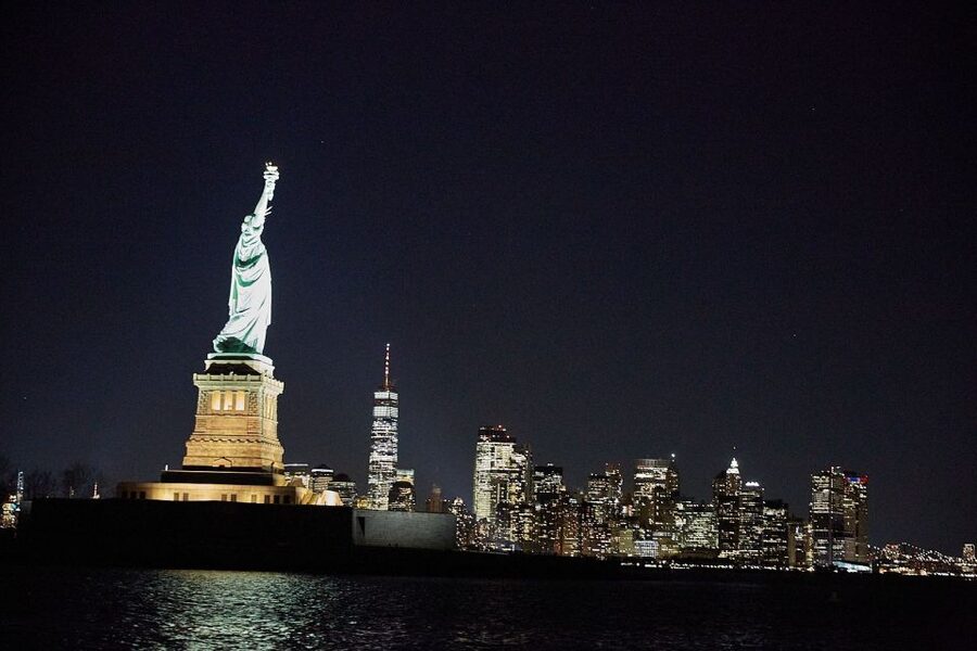NYC: City Lights Yacht Cruise with Drink Included - Why New York’s skyline works best after dark