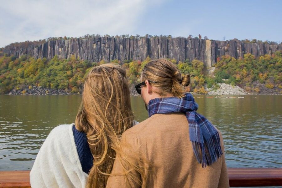 NYC: Grand Palisades Fall Foliage Yacht Tour - The yacht atmosphere and onboard service