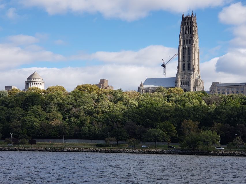 NYC: Hudson River Fall Foliage Yacht Tour - Heading north through Manhattan’s changing views