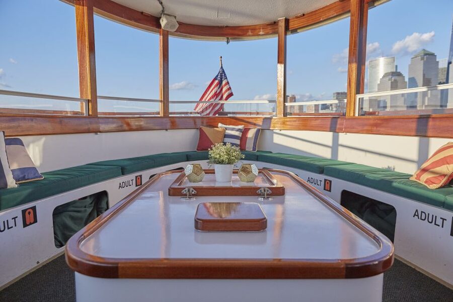 NYC: Hudson River Fall Foliage Yacht Tour - Choosing between the forward deck and rear observatory