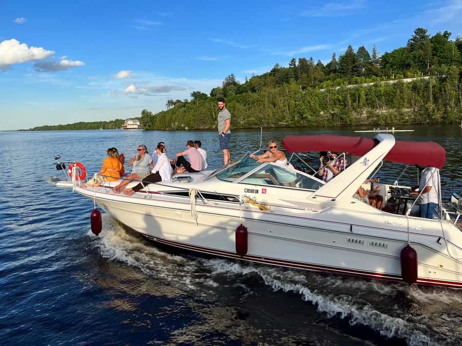 Ottawa: Downtown Yacht Cruise - Wed-Sun @ 6PM - 75 Minutes - The crew and service