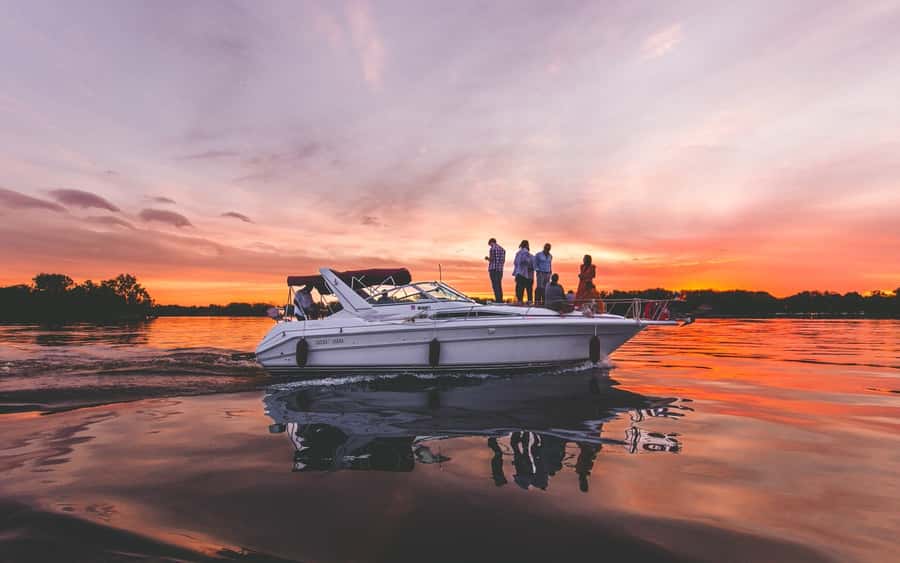 Ottawa: Downtown Yacht Cruise - Wed-Sun @ 6PM - 75 Minutes - Weather matters more than on a bus tour