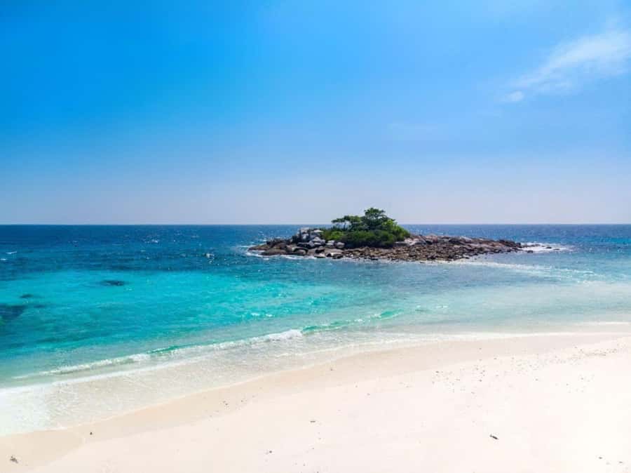 Phuket: Coral and Racha Island Yacht Tour with Lunch - Should you book the Elizabeth Queen day?