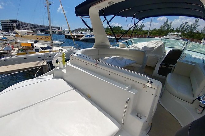 Playa Mujeres rent a Yacht 4hrs with Food and drinks aboard CA55 - A short look at downtown Isla Mujeres