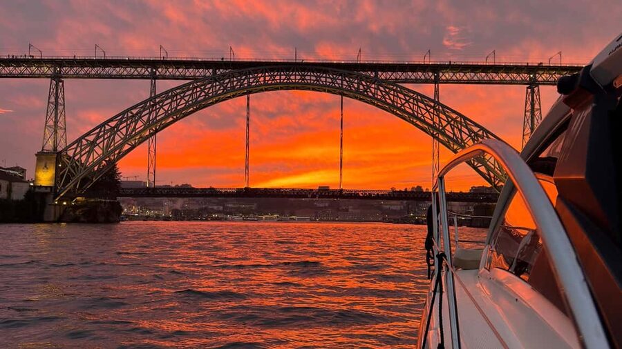 Porto: Luxury 6 Bridges Yacht Cruise with Wine & Snacks - The six bridges, one after another