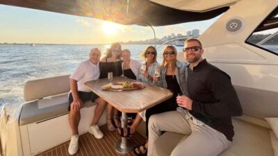 Luxury 6 Bridges Yacht Cruise with Wine & Snacks