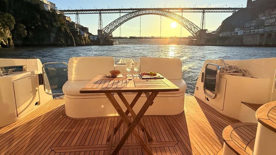Porto: Luxury 6 Bridges Yacht Cruise with Wine & Snacks - The crew makes the difference