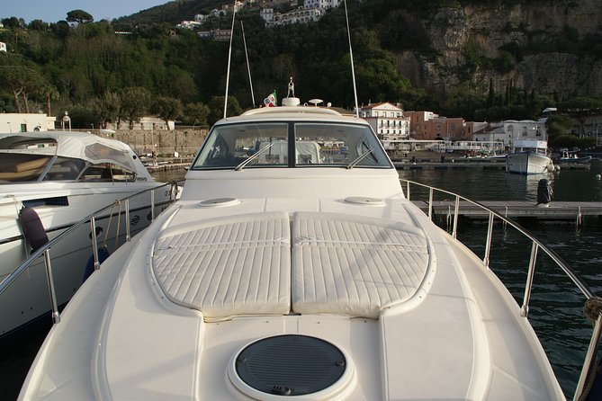 Private Cruise around Capri - yacht 50' - The guide and onboard service