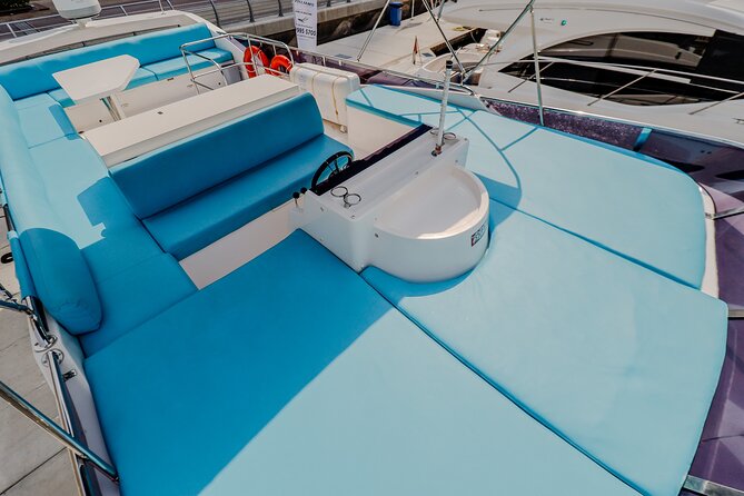 Private Luxury Yacht cruise around Atlantis and Dubai Marina - Crew and service style