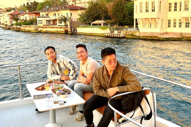 Private Luxury Yacht Cruise in Istanbul Bosphorus - What you receive onboard