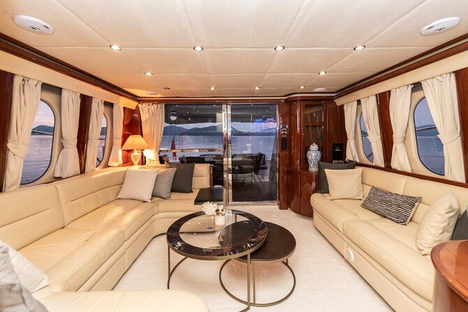 Private Luxury Yacht Cruise on Bosphorus - Crossing to Anadolu Hisarı and Küçüksu