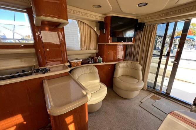 Private Luxury Yacht Cruise Tour in Miami Beach and Biscayne Bay - What the boat adds to the experience