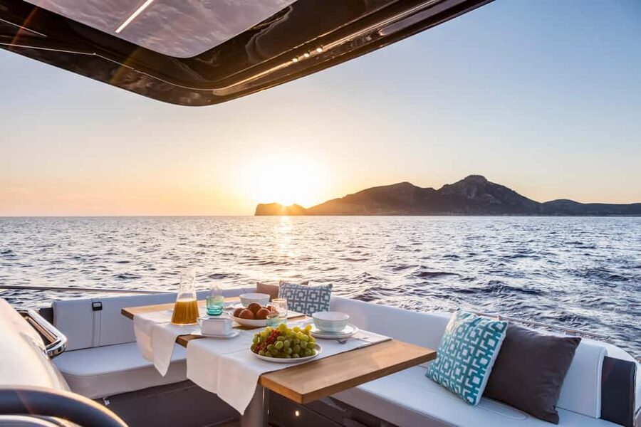Private Luxury Yacht Tour in Lisbon with Local Guide - Key points at a glance