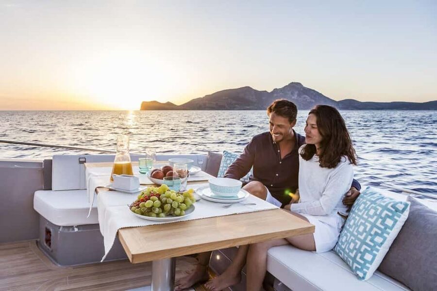 Private Luxury Yacht Tour in Lisbon with Local Guide - The long middle cruise and time to relax