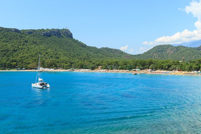 Private Luxury Yacht Tour with Lunch and Drinks - Lunch, soft drinks, and what costs extra