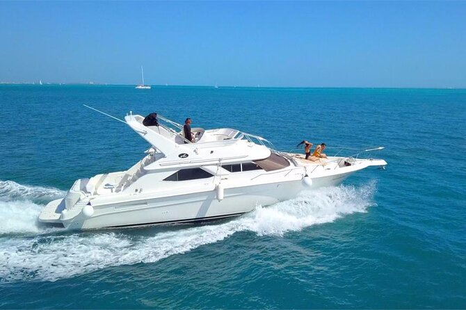 Private SeaRay 47ft Yacht Rental Cancun 23P6 - What the private SeaRay setup feels like
