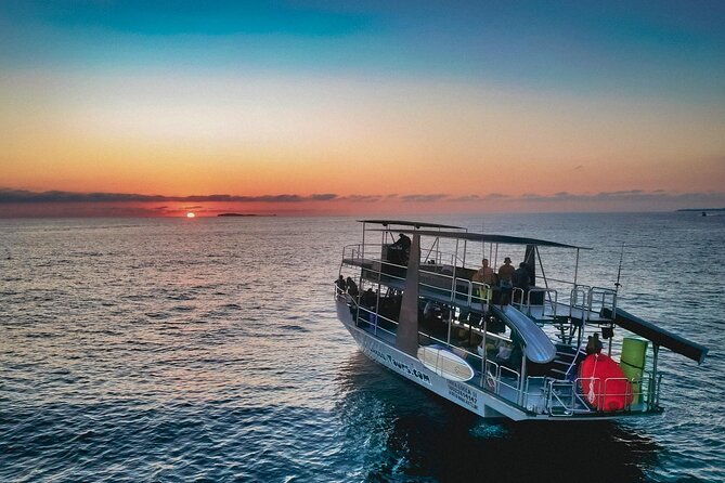 Private Yacht Charter ChicaFUN 2 Waterslides All Inclusive - The open bar and snacks