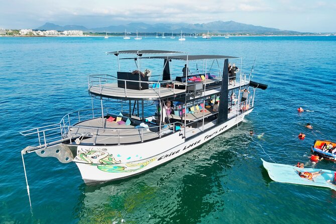 Private Yacht Charter ChicaFUN 2 Waterslides All Inclusive - Two waterslides and a full set of water gear