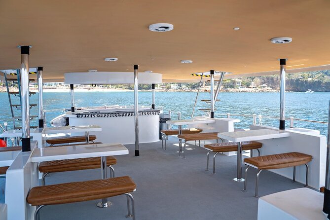 Private Yacht Charter ChicaFUN 5 Waterslides All Inclusive - Drinks, snacks, and the all-inclusive setup
