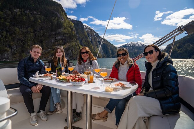 Private yacht Cruise in Flåm and Gudvangen, Nærøyfjord - A private way to see Nærøyfjord