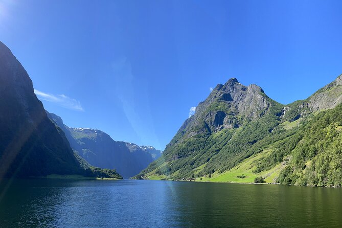 Private yacht Cruise in Flåm and Gudvangen, Nærøyfjord - Entering the narrow Nærøyfjord