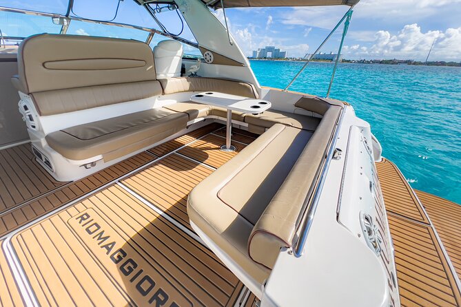 Private Yacht Rental Cancun Up to 15 passengers Isla Mujeres - The yacht layout and daily comfort
