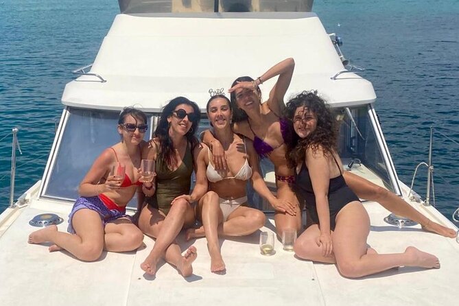 Private Yacht Tour in the Gulf of Cagliari with Aperitif - Music, food, and the social side