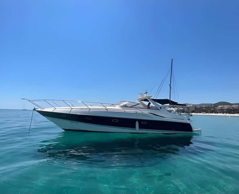 Puerto Banus: Private Luxury Yacht Charter - Leaving Puerto Banús aboard Dakota