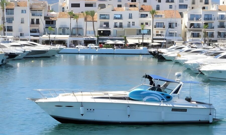 PUERTO BANUS: YACHT RENTAL FOR GROUP 2H - Crew, Communication, and Comfort