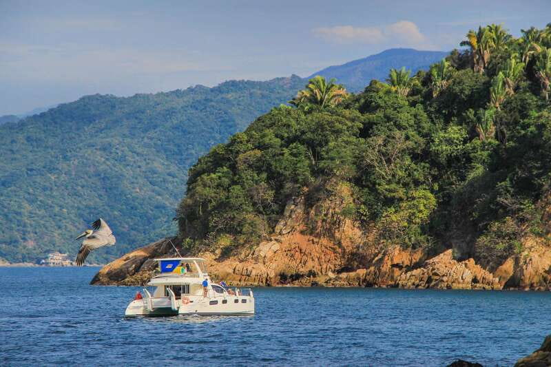Puerto Vallarta: Luxury Yacht Tour with Lunch and Open Bar - Majahuitas Cove and Its Tropical Setting