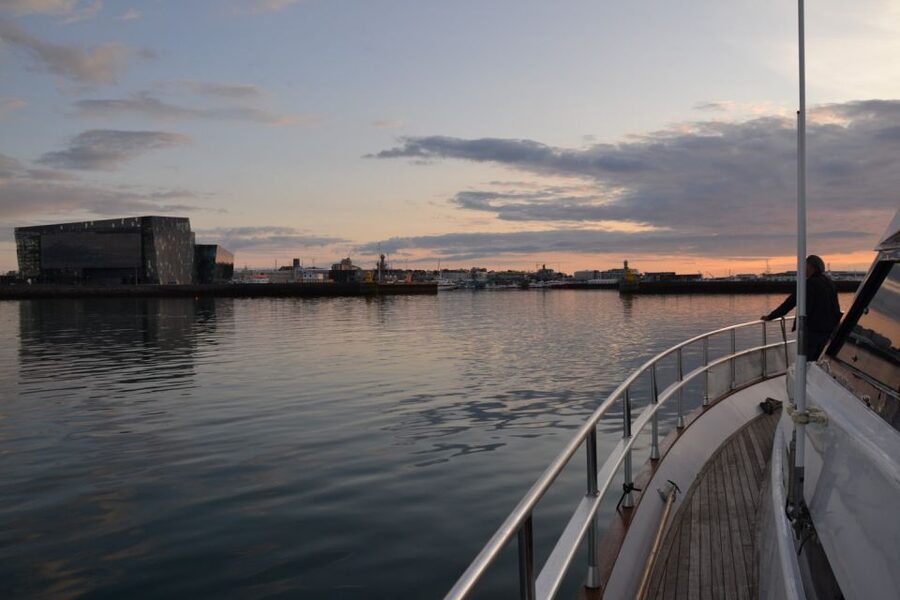 Reykjavik: Northern Lights Motor Yacht Cruise - Into Faxaflói Bay and away from city glare