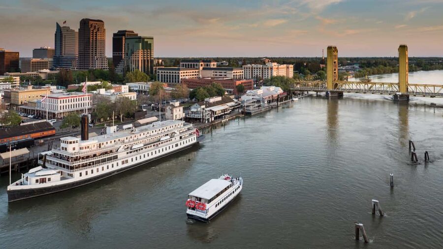 Sacramento: City Cruises Rock The Yacht River Cruise - What the onboard atmosphere feels like