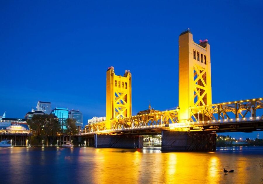 Sacramento: New Year's Eve Rock the Yacht Cruise - The cash bar and champagne toast