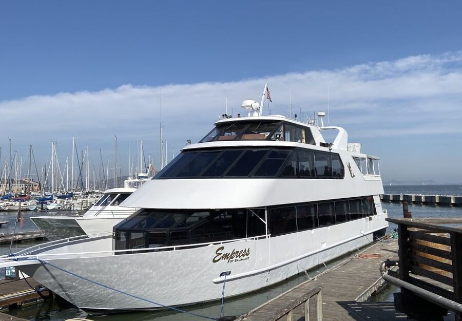 San Francisco: Empress Yacht July 4th Fireworks Party Cruise - The open bar and DJ set the mood