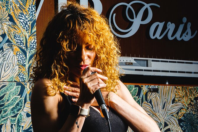 Seine River Dinner Cruise with Live Singer by VIP Yacht de Paris - A Paris evening that begins on the water