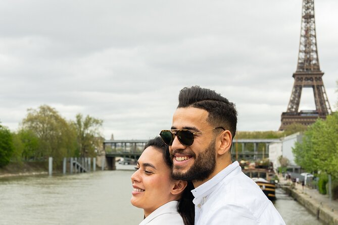 Seine River Dinner Cruise with Live Singer by VIP Yacht de Paris - The long wait before dinner