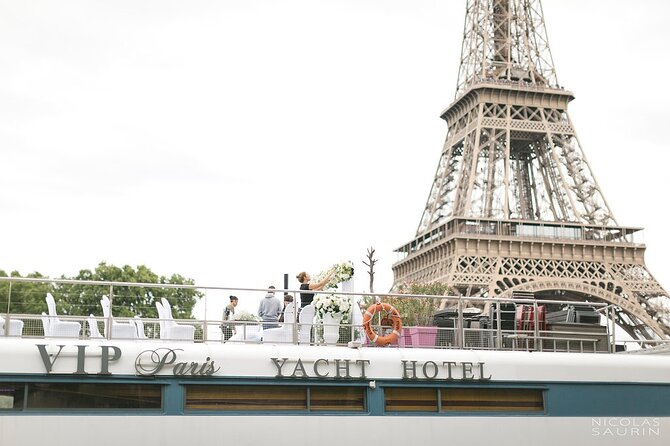 Seine River Dinner Cruise with Live Singer by VIP Yacht de Paris - The route and its famous sights