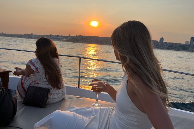Small Group Yacht Tour With Unlimited Wine, Fruits & Mixed Nuts - Key points to know before you book