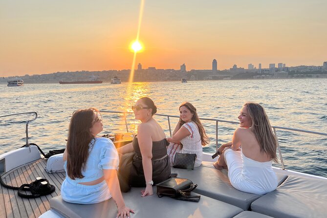 Small Group Yacht Tour With Unlimited Wine, Fruits & Mixed Nuts - What the $59 price gives you