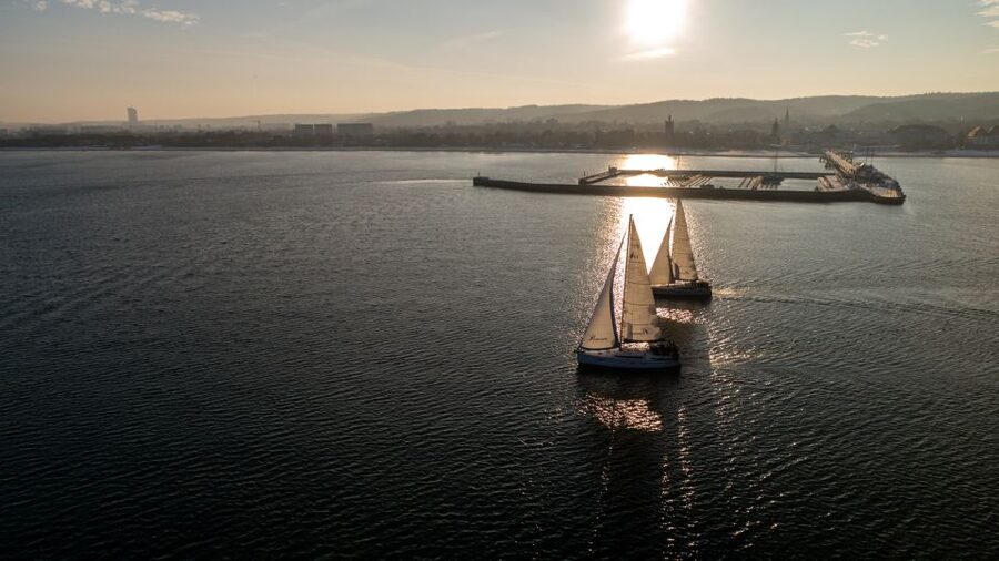 Sopot: Sunset Yacht Cruise with Welcome Drink - A last look at Sopot Lighthouse
