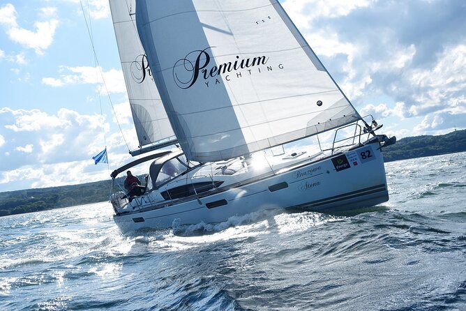 Sopot: Yacht Cruise Around the Bay with Welcome Drink - Having a turn at the wheel