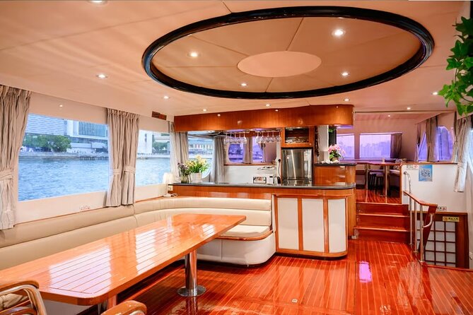 STARLIGHT: Victoria Harbour Night Yacht Tour - Small comforts that improve a short cruise