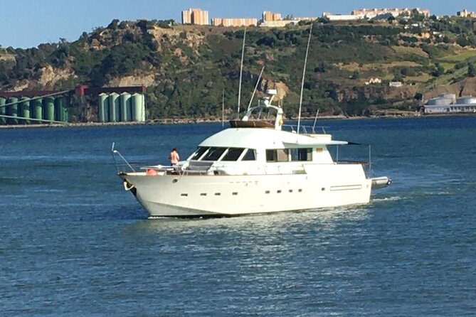 Sunset Cruise Lisbon | VIP Yacht Lisbon Party - Who should book this Lisbon yacht cruise?