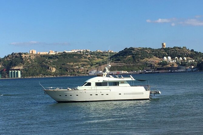 Sunset Cruise Lisbon | VIP Yacht Lisbon Party - Seeing old Lisbon from the Tagus