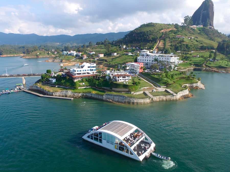 Tour Guatapé: luxury yacht to the stone of Peñol. - Key points to know before booking
