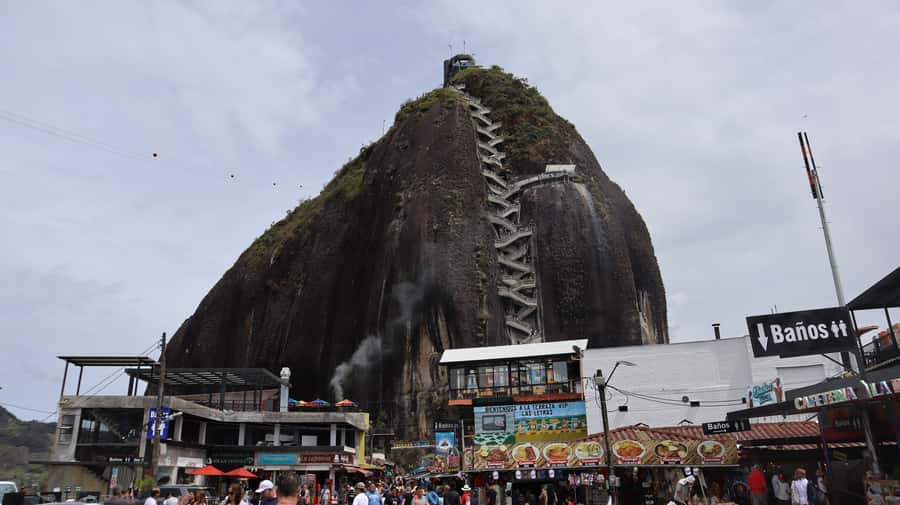 Tour Guatapé: luxury yacht to the stone of Peñol. - Peñol Rock gives the day its big moment