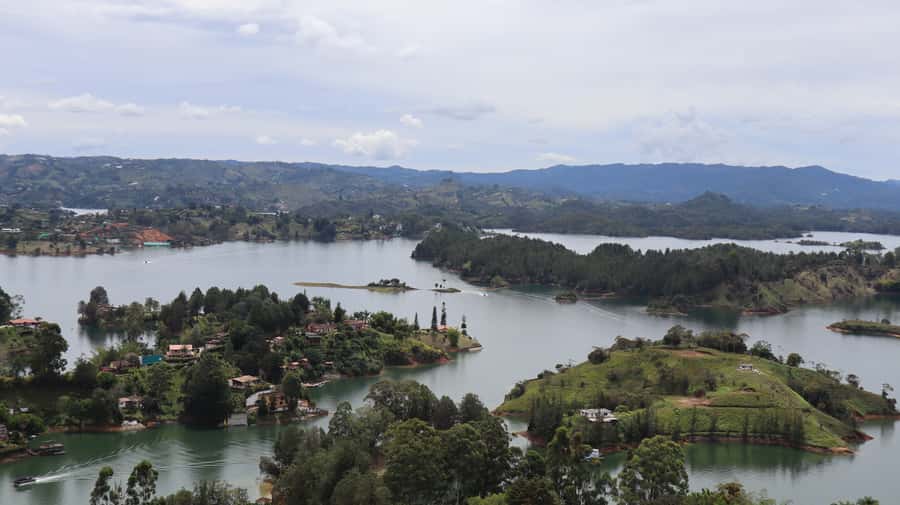 Tour Guatapé: luxury yacht to the stone of Peñol. - Lunch on the water, with two drinks included